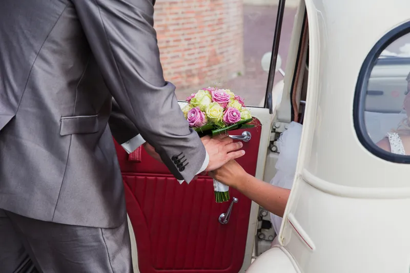Alex helpt Linda uit de auto