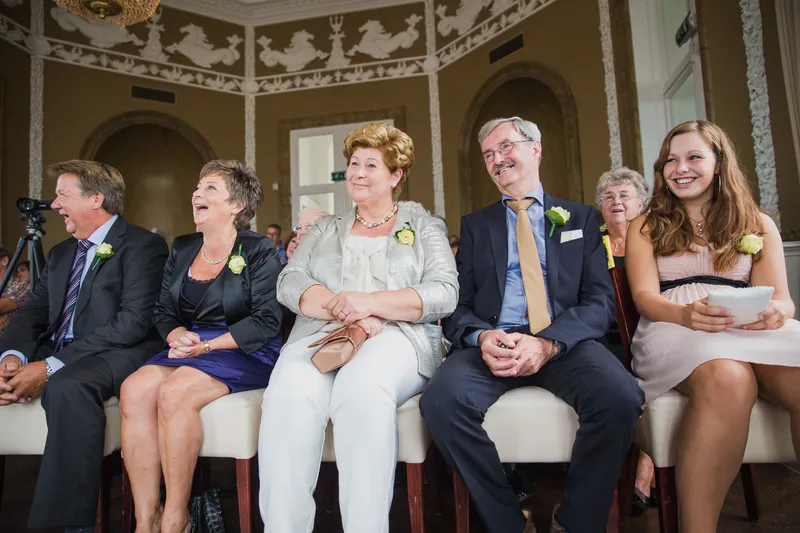De gasten lachen in de ceremoniezaal