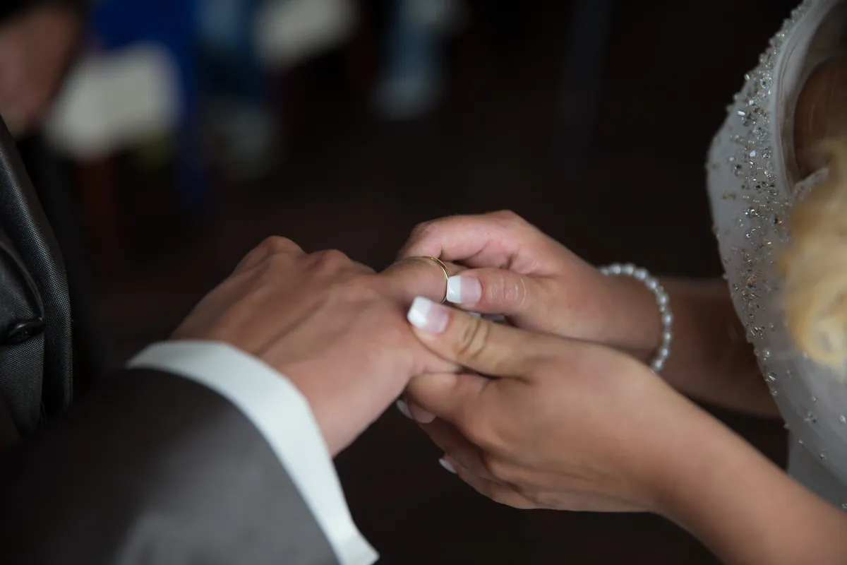 De handen van Linda en Alex met de ringen