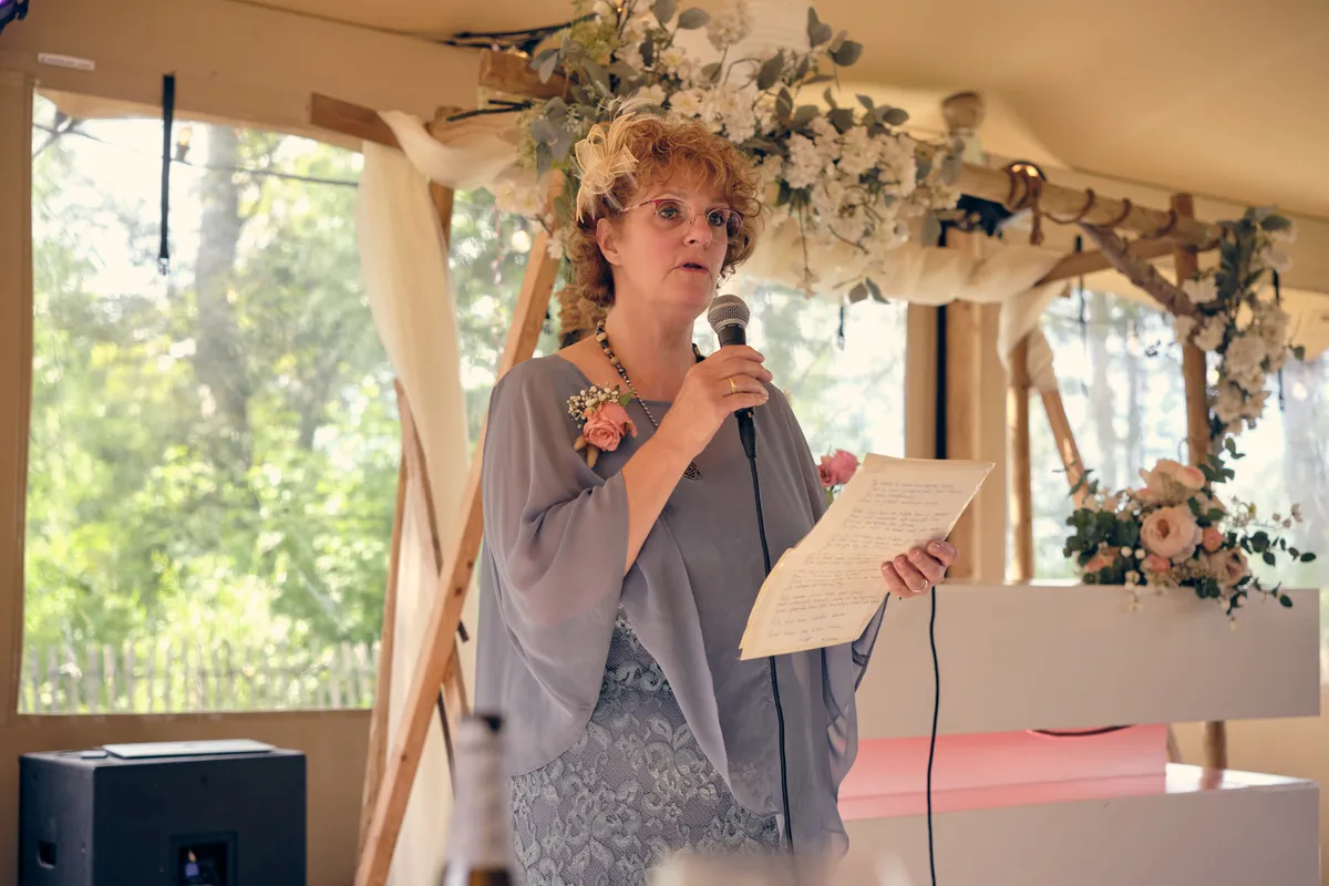 Een gast houdt een speech tijdens het diner