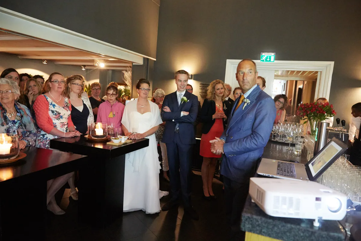 Het bruidspaar en de gasten bij het diner in De Nonnerie