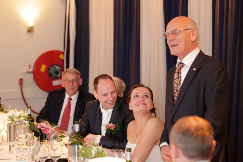 Een speech aan tafel tijdens het diner