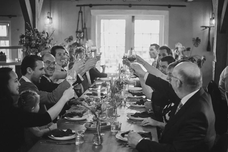 Gasten proosten aan de lange tafel