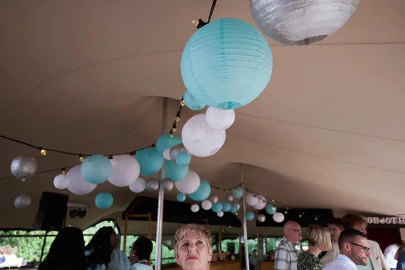Turquoise lampionnen onder het tentdak