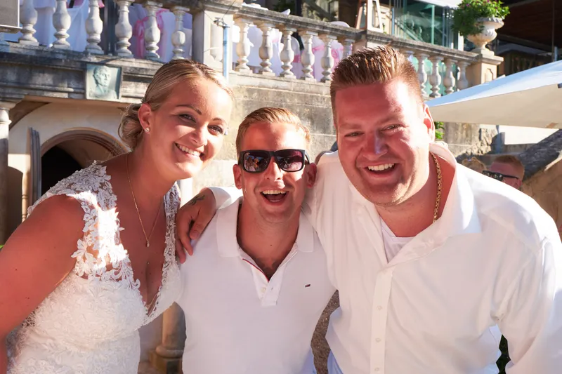 Stephanie, Wesley en een vriend lachen op het terras
