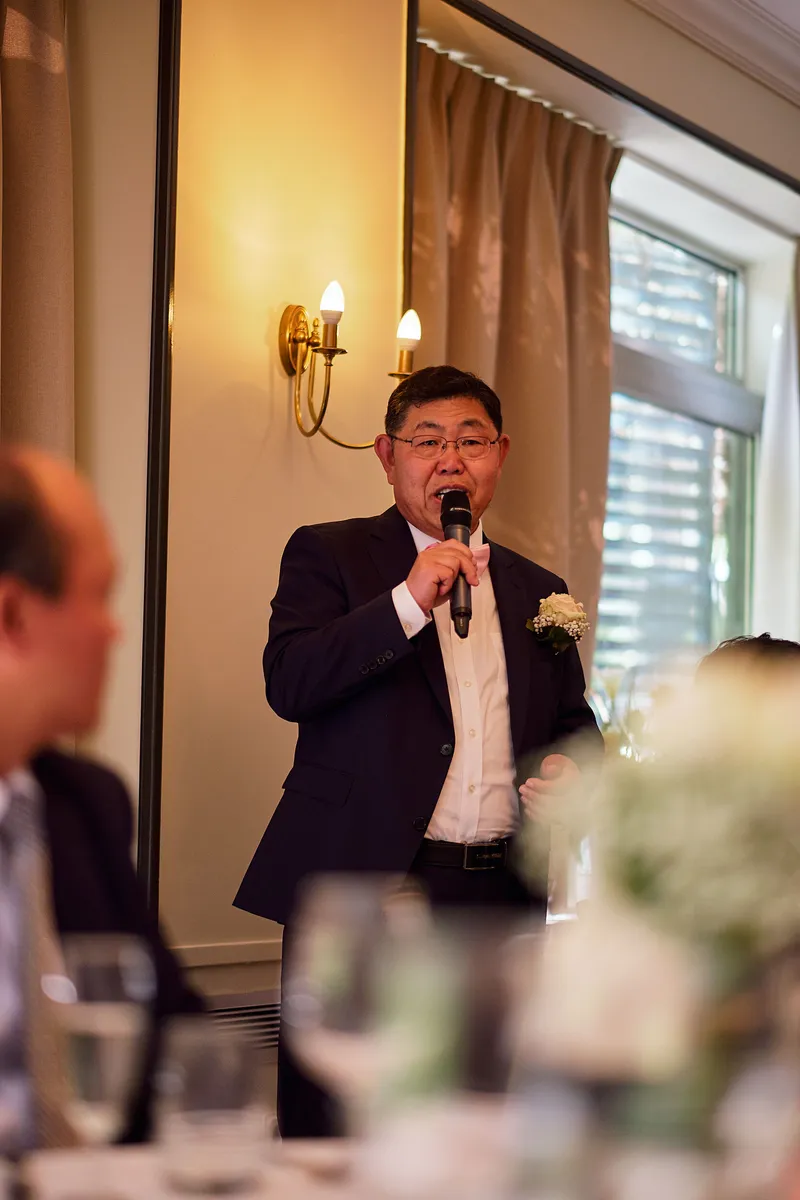 Een gast houdt een speech met de microfoon