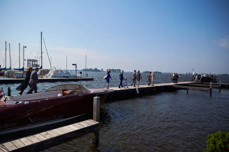 De boot ligt klaar aan de steiger