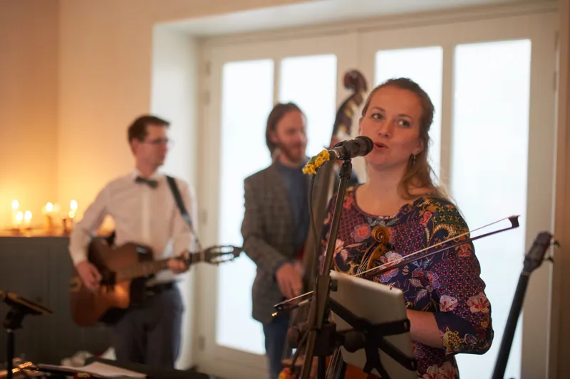 De gypsyband Feest der Liefde speelt tijdens het diner