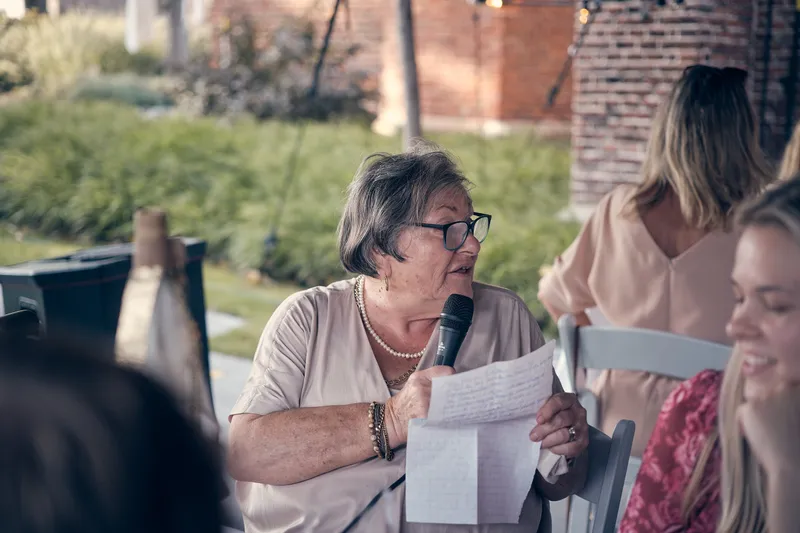 Een gast houdt een speech met de microfoon
