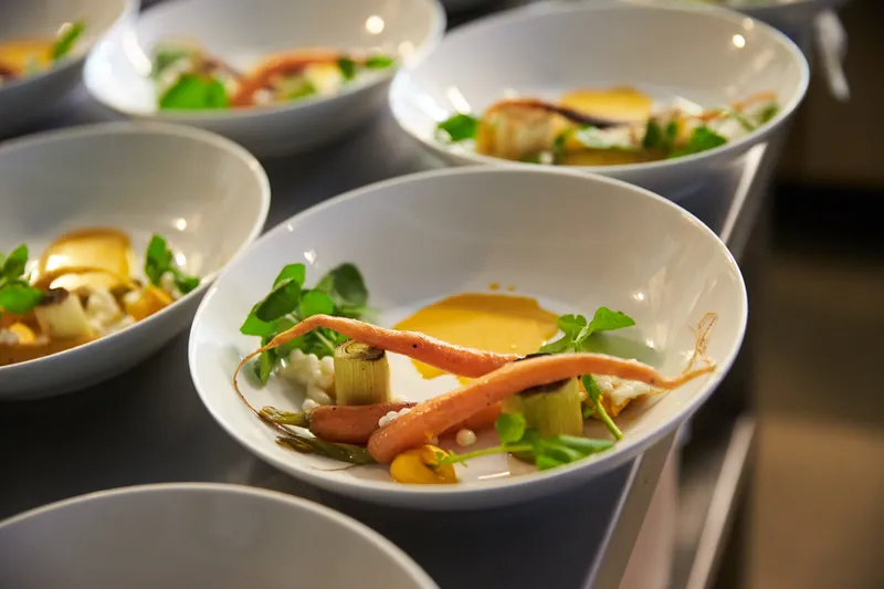 Het voorgerecht in witte schaaltjes