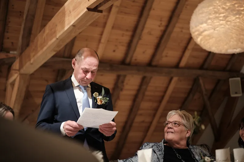 Een gast leest een speech voor van papier