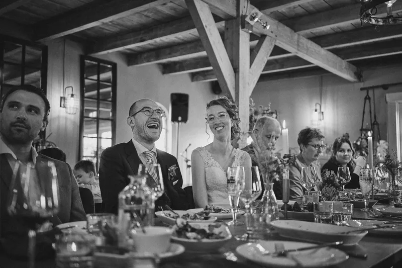 Ilse en Robbert lachen aan tafel