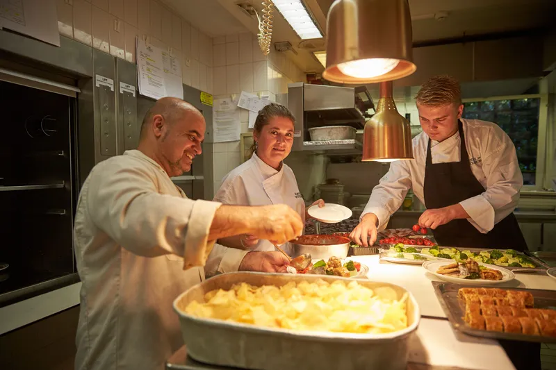 De koks maken het diner klaar in de keuken