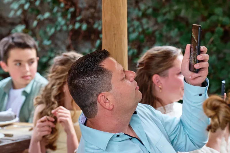 Een gast filmt de speech met zijn telefoon