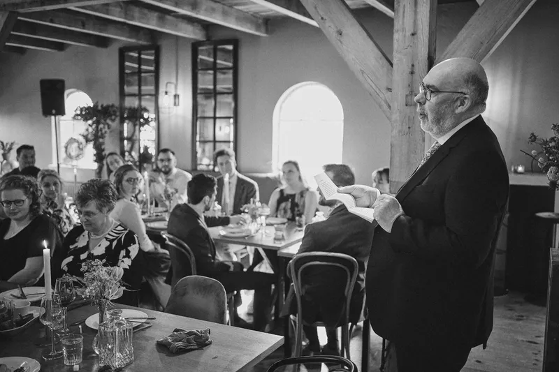 Een gast houdt een speech in de schuur