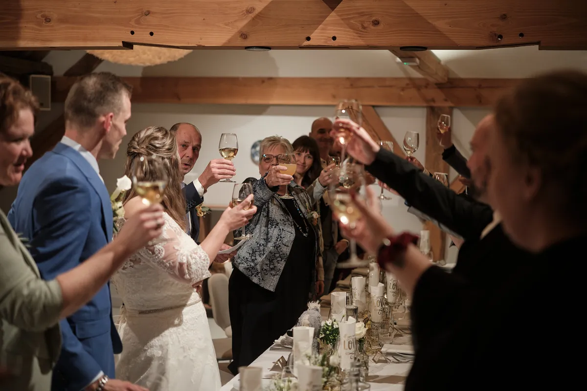 Gerrold en Wendy proosten met hun gasten aan tafel