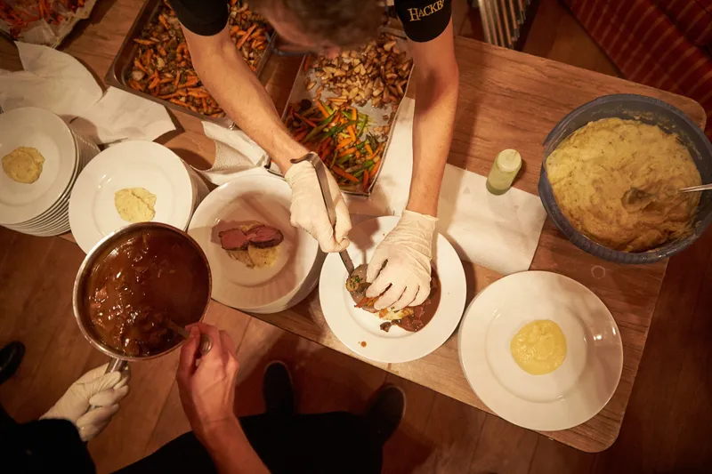 Het dessert wordt opgemaakt, van bovenaf