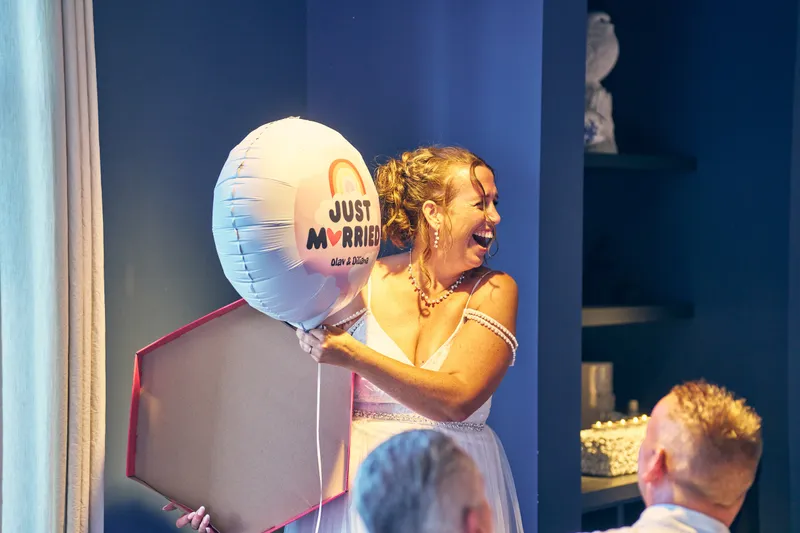 Diliana lacht met een ‘Just Married’-ballon in haar hand