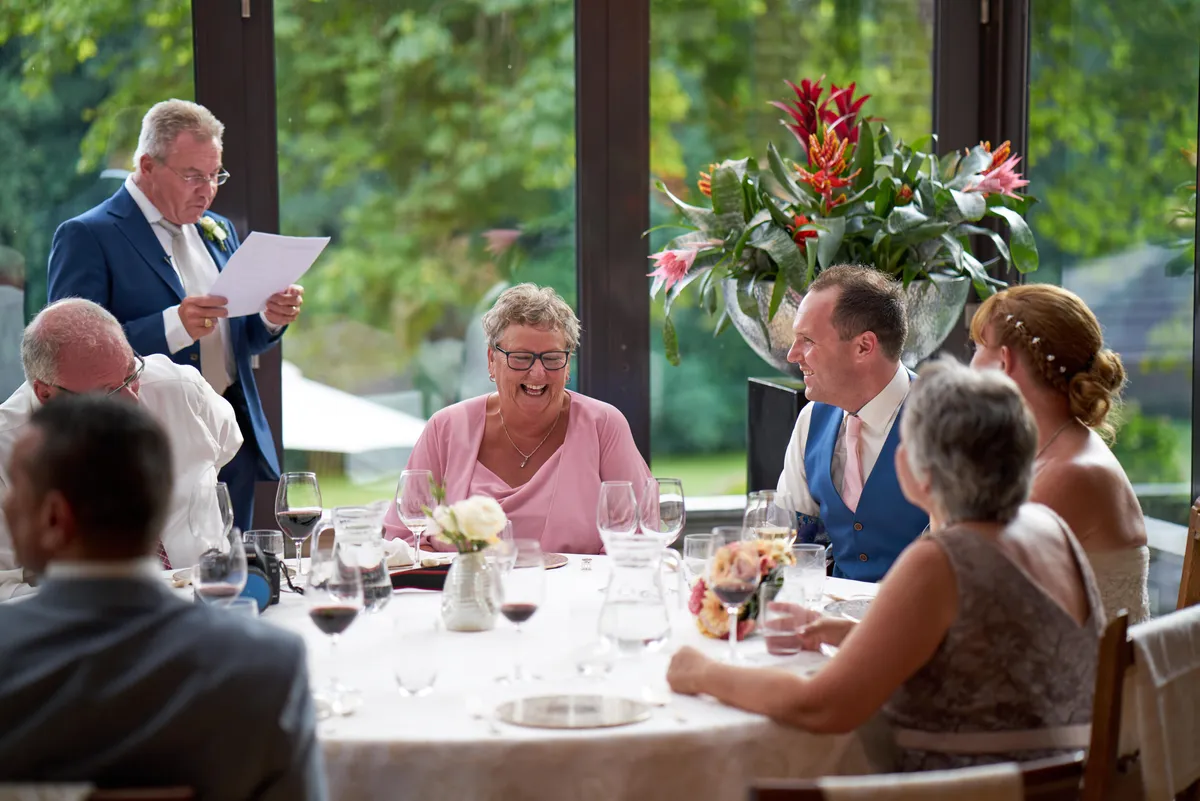 Een toespraak aan tafel in de tuin