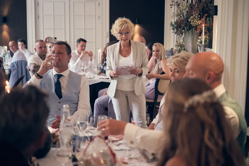 Een gast houdt een speech tijdens het diner