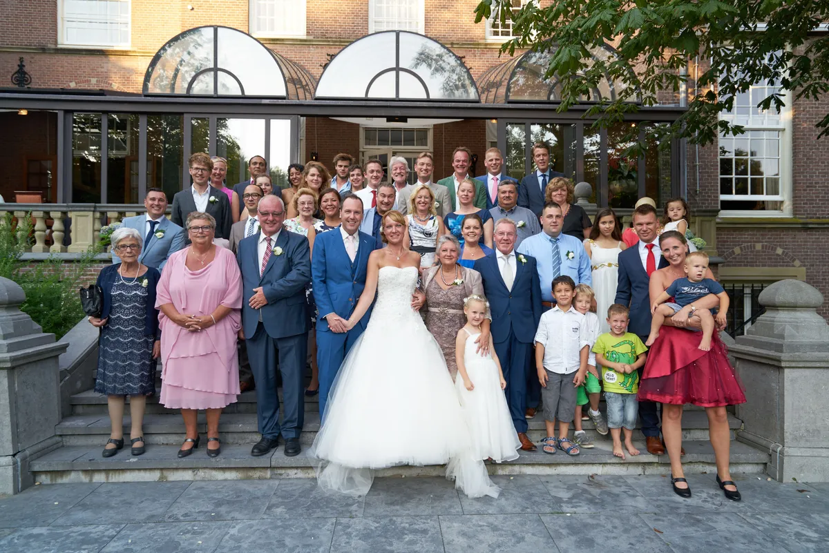 De groepsfoto met alle gasten voor Kasteel Wittenburg
