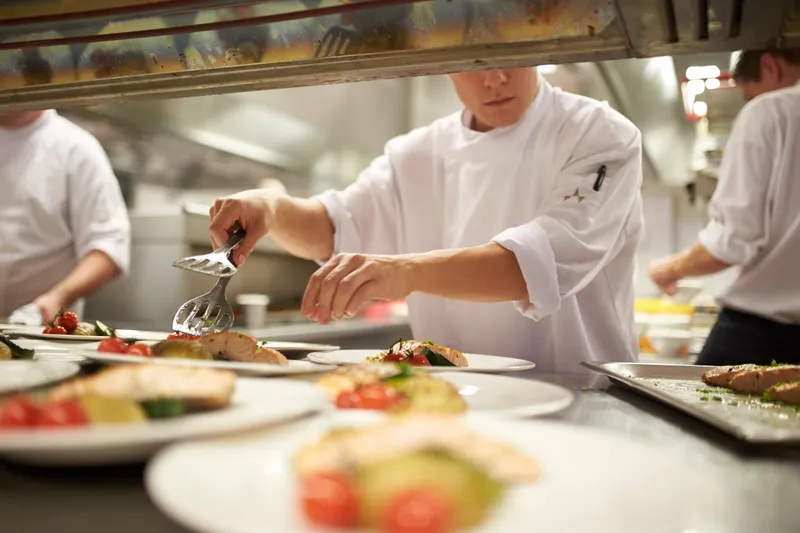 De koks maken de gerechten klaar in de keuken