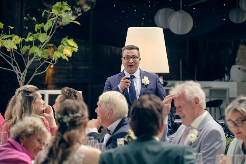 Een getuige houdt een speech tijdens het diner