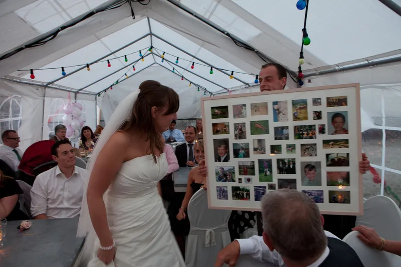 Jorinda kijkt naar een fotocollage die de gasten haar laten zien