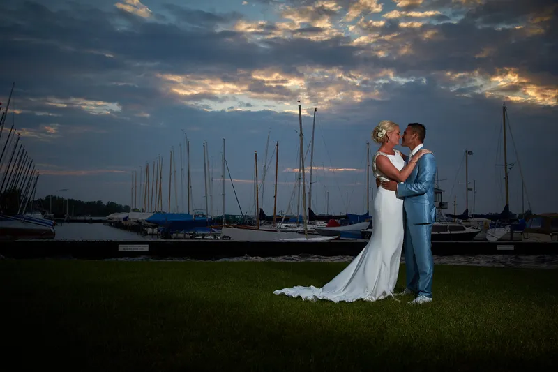 Bas en Jooske bij de jachthaven met de boten en de ondergaande zon