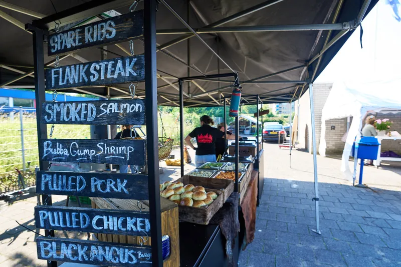 Het menubord van de barbecue met spareribs en flanksteak