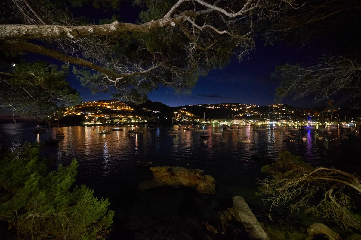 De lichtjes van Port d’Andratx ’s avonds aan het water