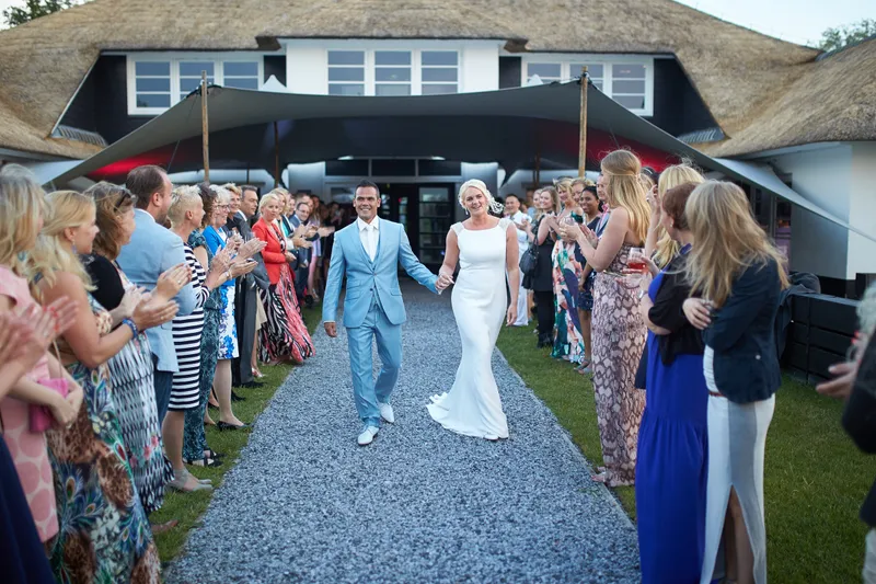De gasten klappen in een erehaag voor Het Witte Huis