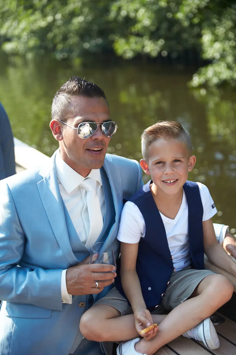 Bas met een van de kinderen aan boord