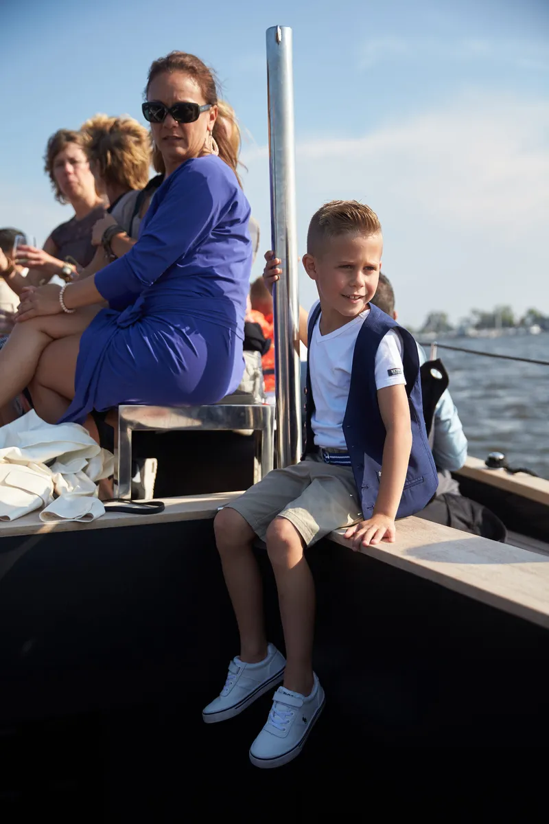 Een van de kinderen op de boot