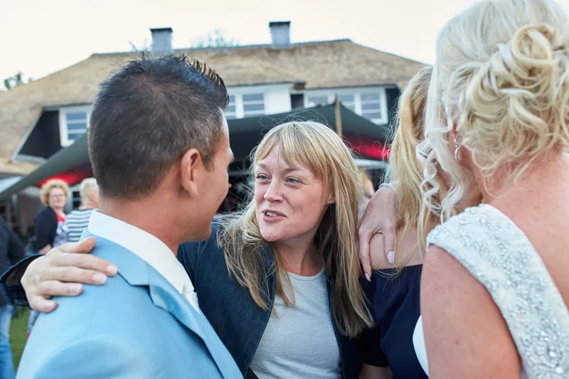 Jooske tussen de gasten bij Het Witte Huis