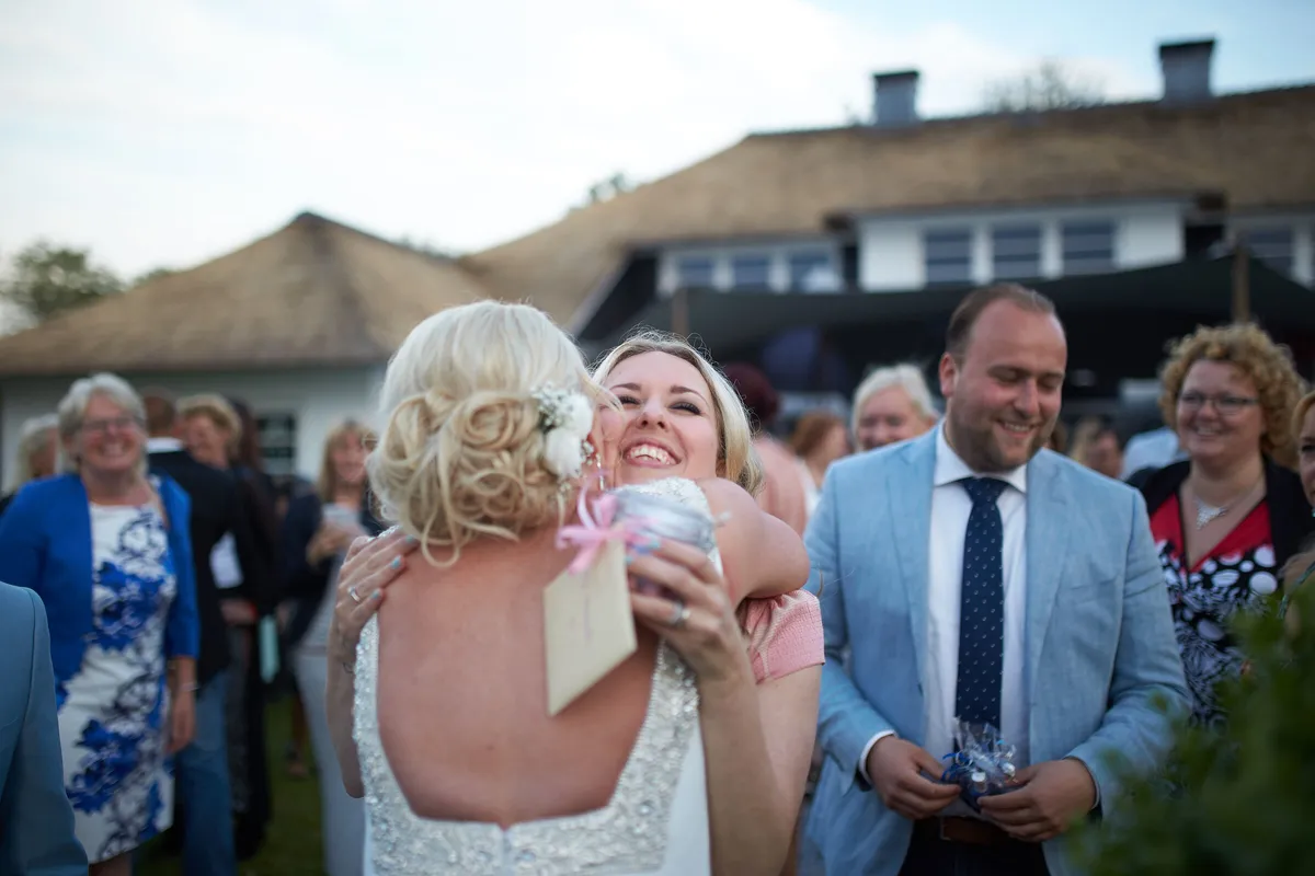 Bas en Jooske met hun gasten op het pad