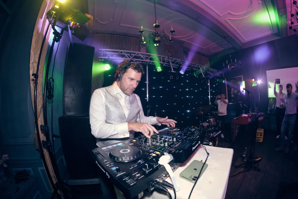 Fabian draait, met de lichtshow en de zaal achter hem
