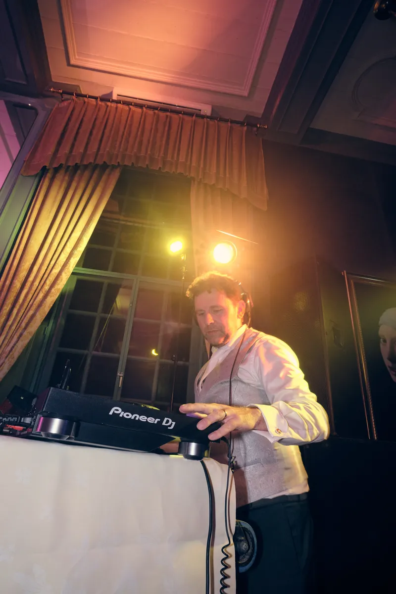 Fabian achter zijn Pioneer-draaitafels