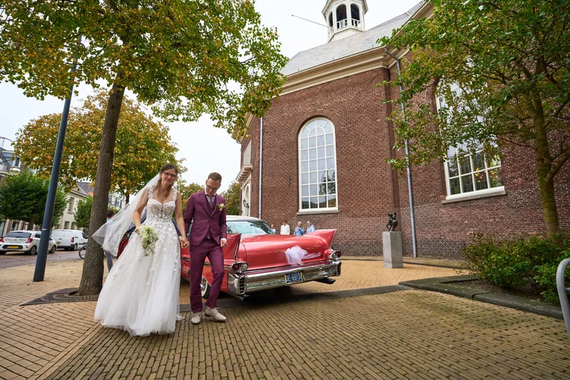 De Dorpskerk van ’s-Gravenzande met een roze Cadillac ervoor