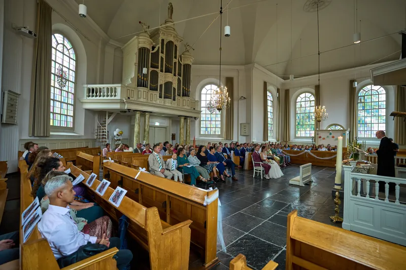 De Dorpskerk van opzij gezien, met het orgel en de banken