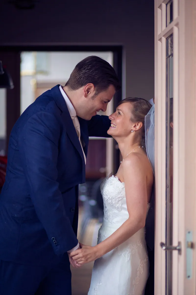 Stefan en Liza dicht tegen elkaar in een deuropening