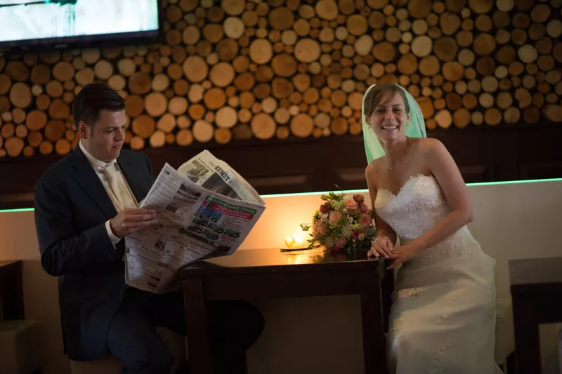 Stefan leest de krant, Liza staat achter hem
