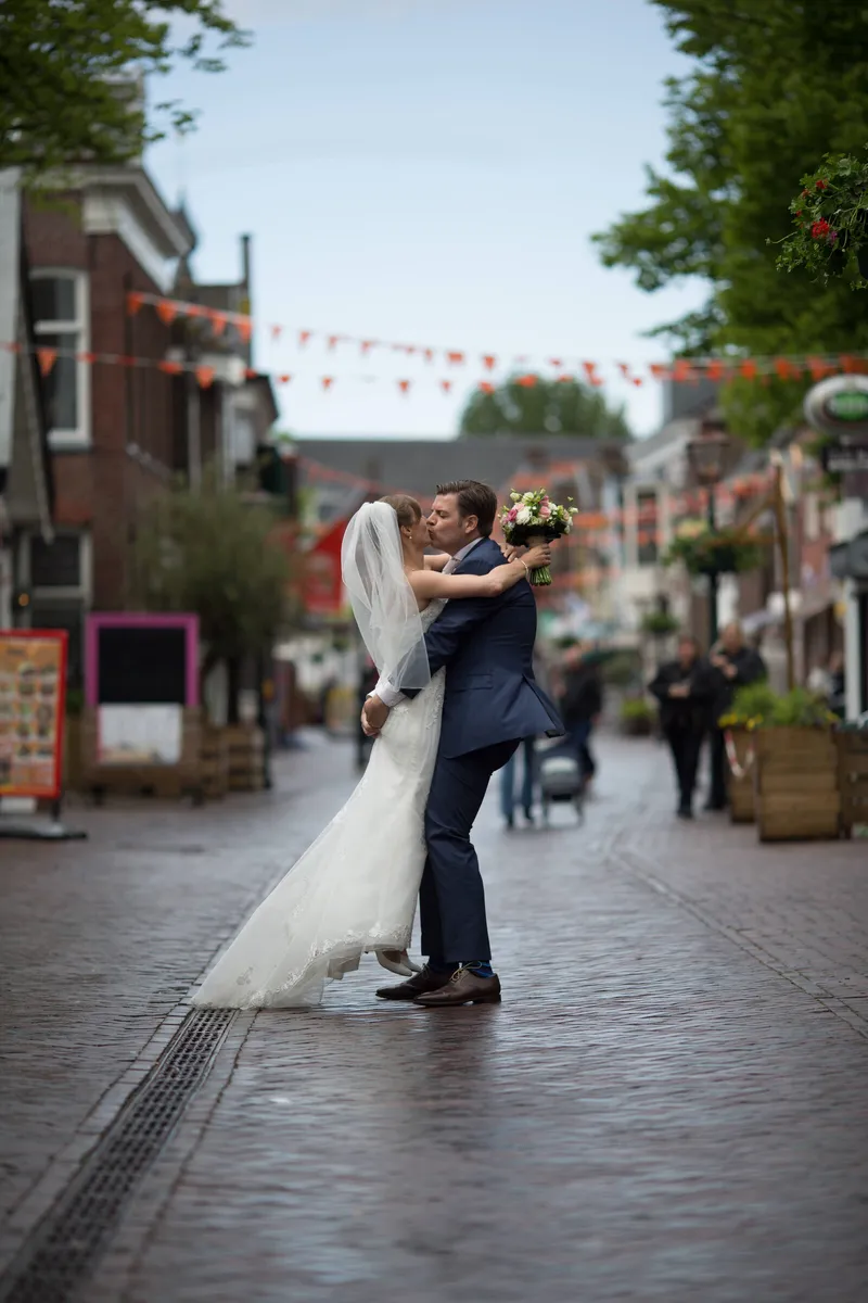 Stefan buigt Liza achterover in de Dorpsstraat