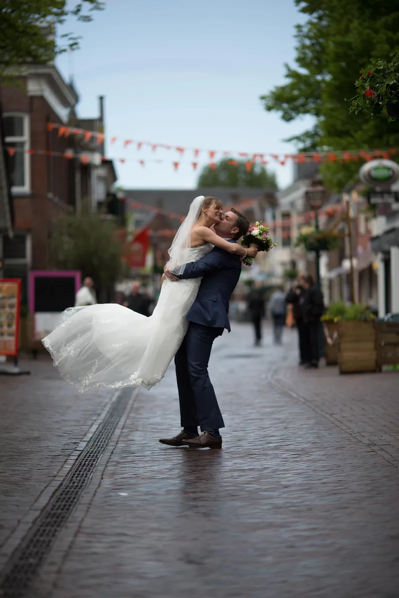 Liza en Stefan dansen op straat onder de vlaggetjes