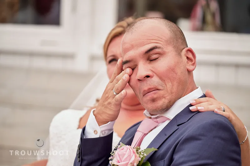 Manuel veegt een traan weg tijdens de ceremonie