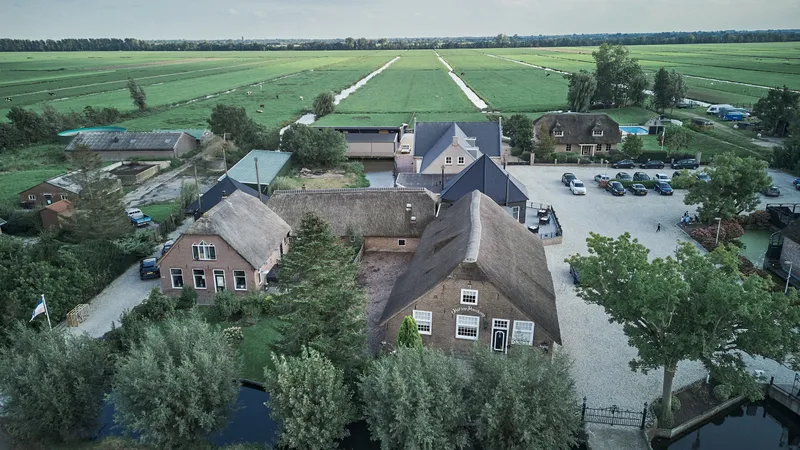 ’t Hof van Hoenkoop van bovenaf, midden in de polder