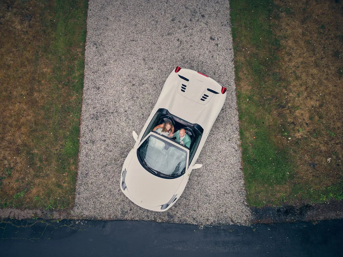 De witte Ferrari op de oprijlaan, van bovenaf met de drone