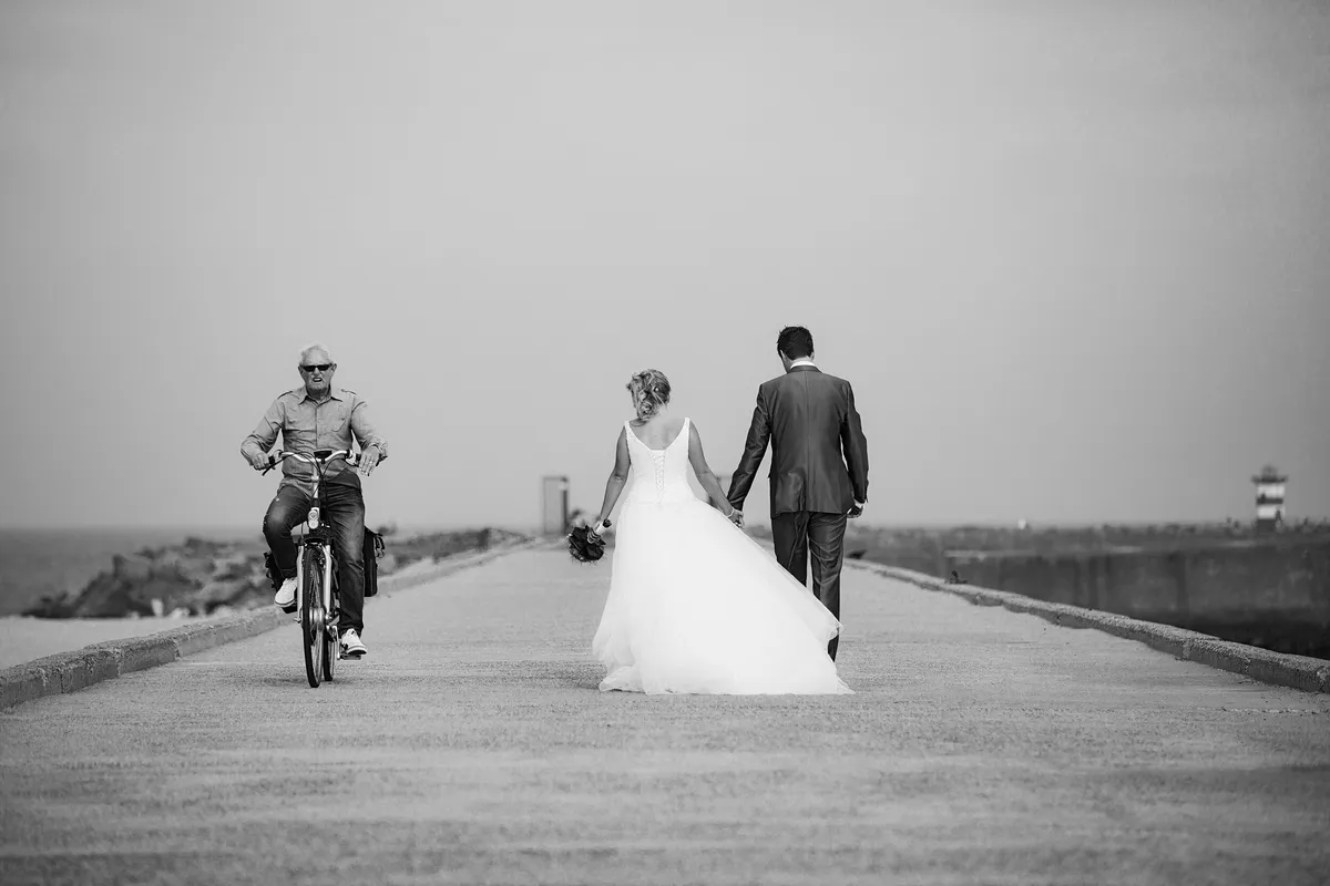 Linda en Alex lopen over de pier bij Duindorp, een brommer komt aanrijden