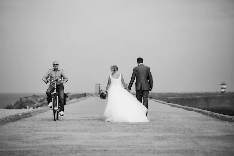 Linda en Alex lopen over de pier bij Duindorp