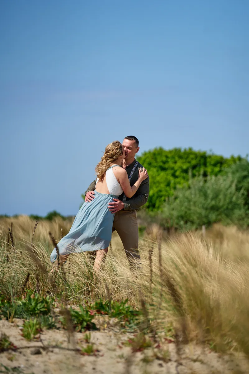 Erik draait Elise rond tussen het helmgras